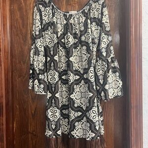 Black and White Patterned Women's Top